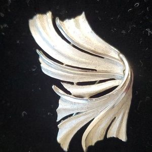 Vintage 1960 crown Trifari Silvertone brooch